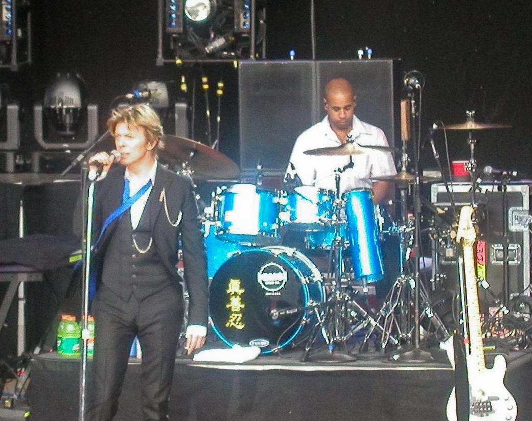 Bowie on stage in San Francisco with Sterling Campbell on the drums during the Heathen Tour, 2002. (Mark Jeremy/<a href="https://creativecommons.org/licenses/by-sa/3.0">CC BY-SA 3.0</a>)