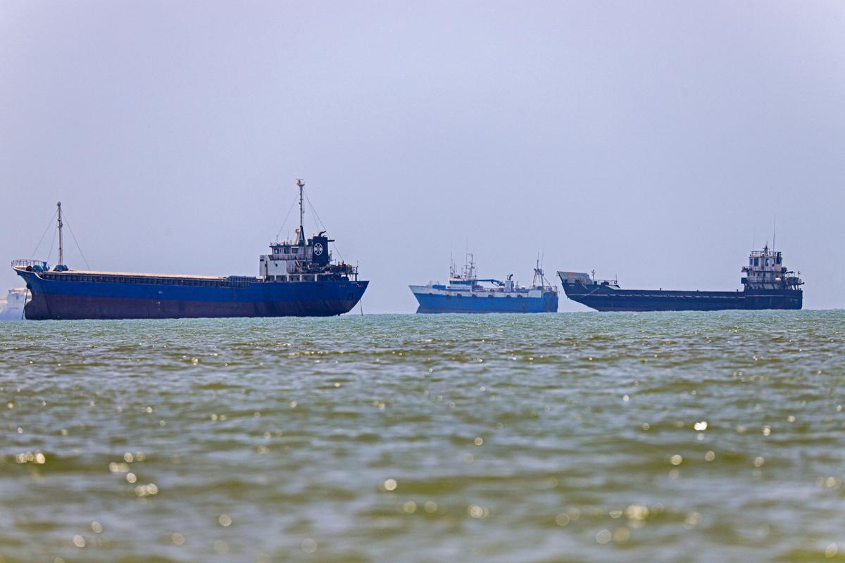Vance Says US Has Lifted Blockade as Shipping Picks Up in Hormuz Strait