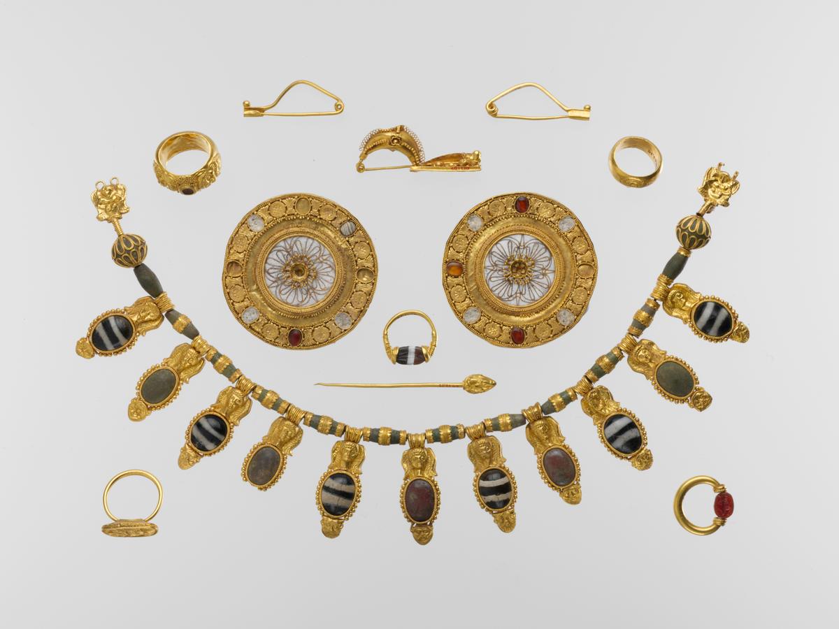 Set of jewelry, early 5th century B.C., Etruscan. Gold, glass, rock crystal, agate, carnelian. Metropolitan Museum of Art, New York City. (Public Domain)