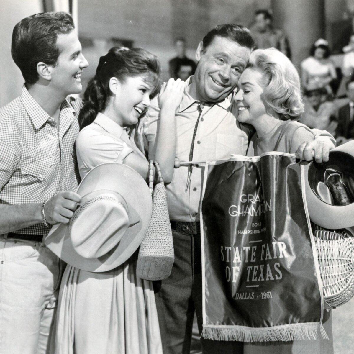 (L–R) Wayne Frake (Pat Boone), Margy Frake (Pamela Tiffin), Abel Frake (Tom Ewell), and Melissa Frake (Alice Faye), in “State Fair.” (20th Century Fox /MovieStillsDB)