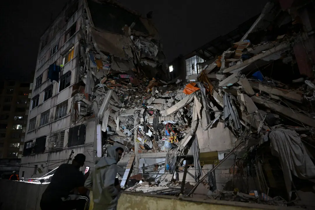 LIVE NOW: Venezuelans Gather at Aid Center After Deadly Earthquakes