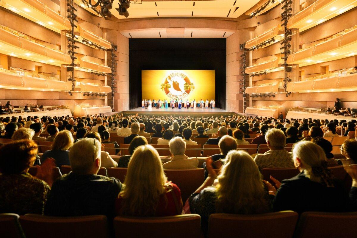 Shen Yun Performing Arts' curtain call at the Four Seasons Centre in Toronto on June 25, 2026. (Evan Ning/The Epoch Times)