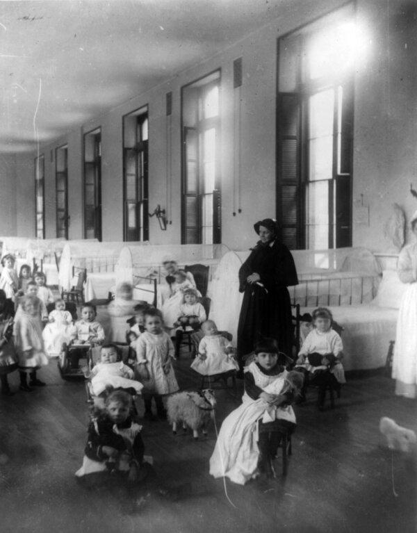 Sister Irene of the New York Foundling Hospital, here pictured with children, established a system to board out children rather than institutionalize them. (Public Domain)