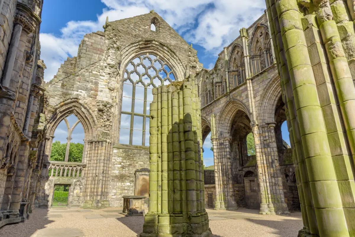 The ruined nave of Holyrood Abbey in Edinburgh, Scotland. (<a href="https://en.wikipedia.org/wiki/Holyrood_Palace#/media/File:Holyroodhouse-Abbey_(xtof.photo).jpg">Christophe Meneboeuf/CC BY-SA 4.0</a>)