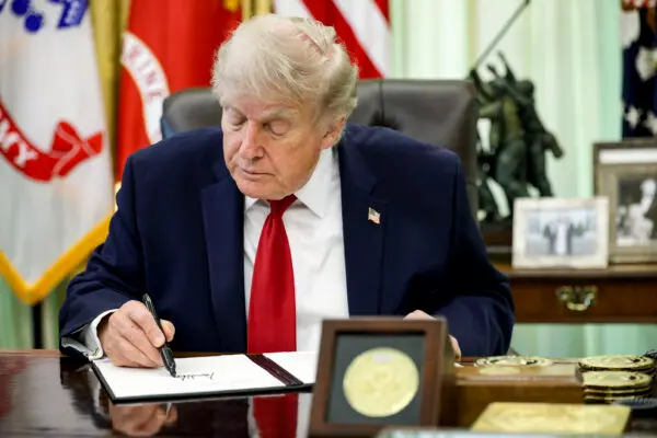 Trump Signs Major New Executive Order at the Oval Office