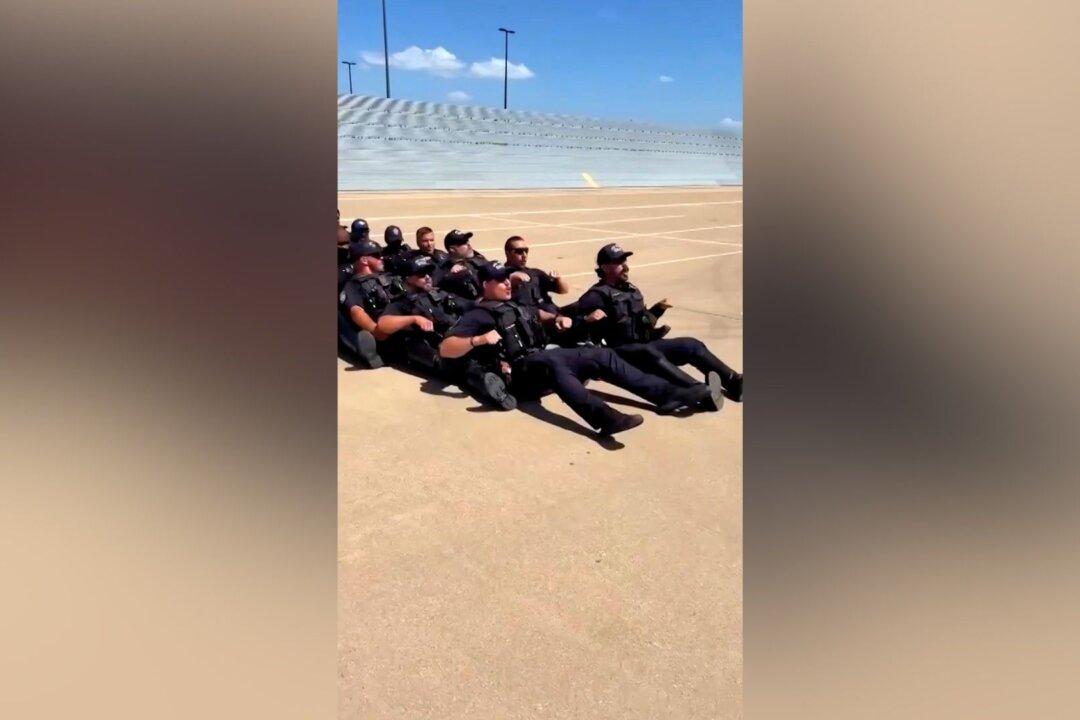 Dallas Officers Do Viking Row to Welcome Norwegian Team