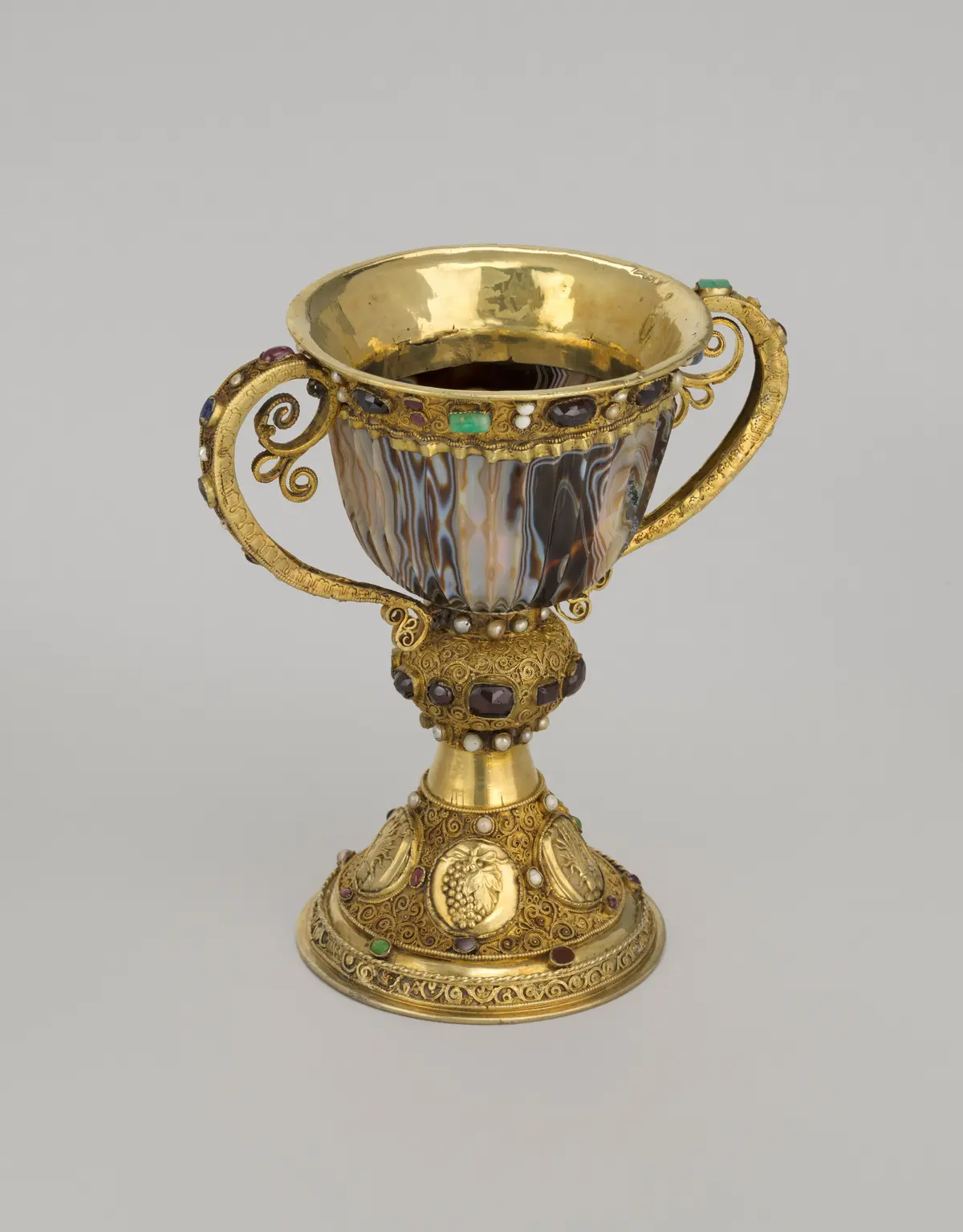 "Chalice of the Abbot Suger of Saint-Denis," 2nd–1st century B.C., from an Alexandrian artist with mounting added in France during the 12th century. A sardonyx cup with heavily gilded silver mounting, adorned with filigrees set with stones, pearls, glass insets, and opaque white glass pearls; 7 1/4 inches by 4 7/8 inches. National Gallery of Art, Washington. (Public Domain)