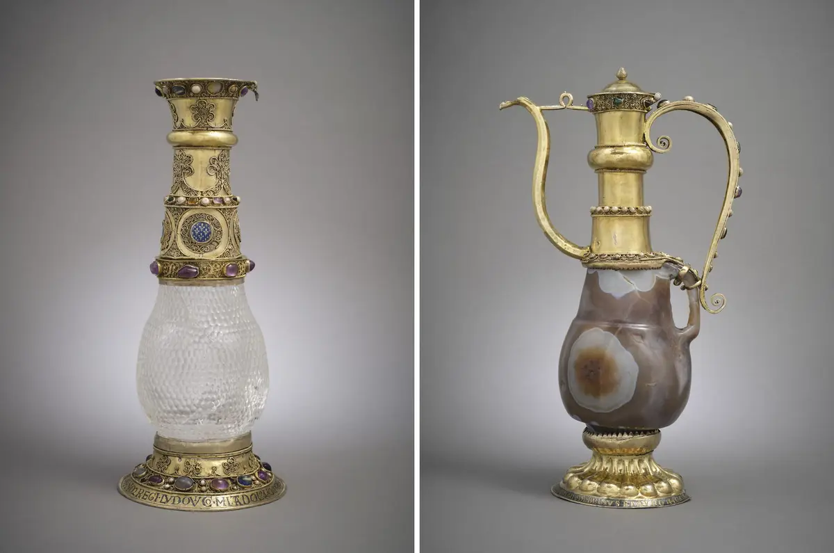 (Left) “Eleanor Vase,” 6th–7th century, from Persia. Gem and hard stone; 13 5/16 inches by 6 3/8 inches. (Right) “Sardonyx Ewer,” 6th century, from Persia. Gem and hard stone; 14 1/16 inches by 4 9/16 inches. Louvre Museum, Paris. (Thierry Ollivier/Louvre Museum)