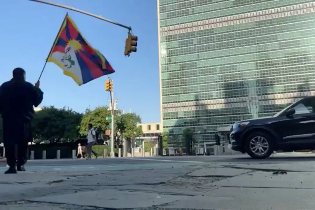 Tibetan Man Sets Himself on Fire Outside UN Headquarters in New York