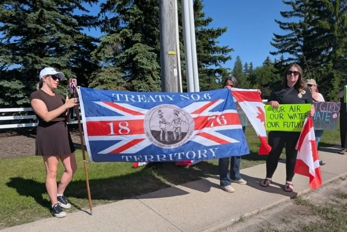 Mikayla Miller (L) and Kayla Piccinin demonstrate in favour of Alberta remaining part of Canada in Olds, Alta, on June 24, 2026. (Paul Rowan Brian/The Epoch Times)