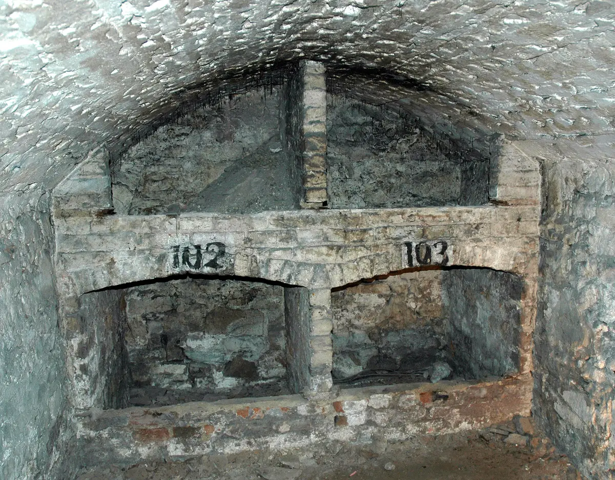 It doesn't take much imagination to envision the South Bridge Vaults as a hive of villainy. (Kjetil Bjørnsrud/CC BY-SA 3.0)