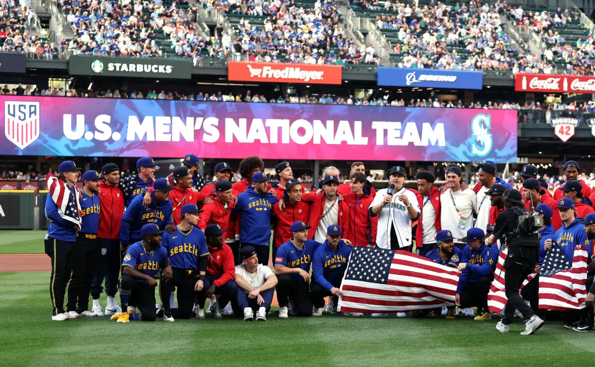 The U.S. men's national soccer team poses with Seattle Mariners players as head coach Mauricio Pochettino addresses the crowd prior to the game between the Toronto Blue Jays and the Seattle Mariners at T-Mobile Park in Seattle, Wash., on July 3, 2026. (Jamie Squire/Getty Images)