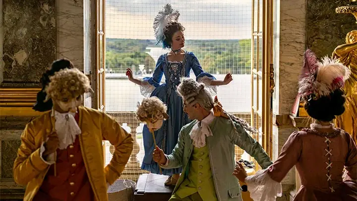 Artists, dancers, musicians, singers, and fencers clad in Baroque costumes transport visitors back to the 17th-century royal court. (Sébastien Camelot/Courtesy of the Palace of Versailles)