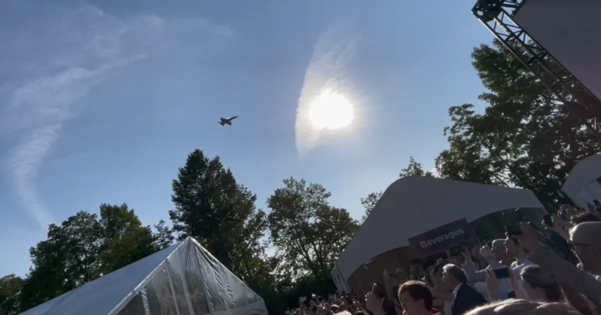 A fighter jet flies over the residence of the U.S. ambassador to Canada on July 4, 2026. (Noé Chartier/The Epoch Times)