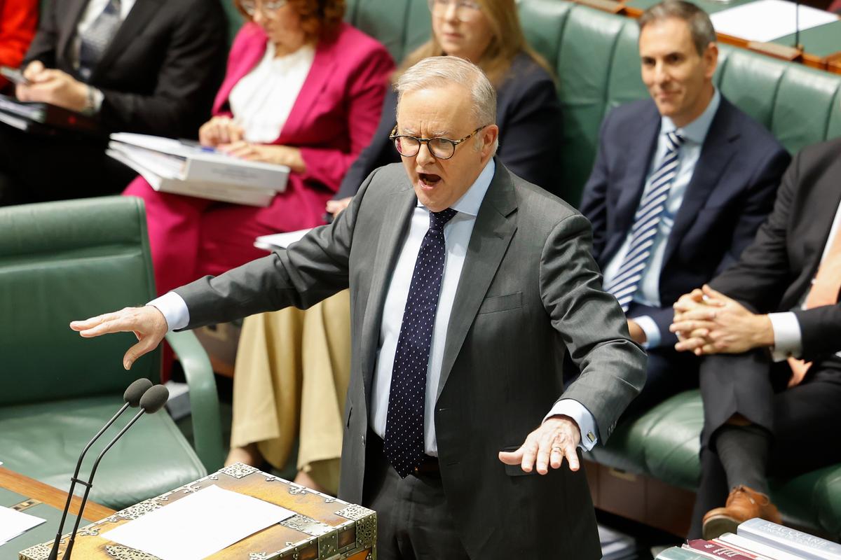 PM Issues Apology Over Kylie Minogue Podcast Remarks