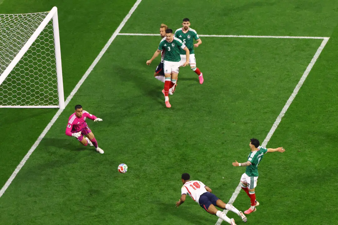 Shorthanded England Edges Mexico 3-2, Advances to Quarterfinals