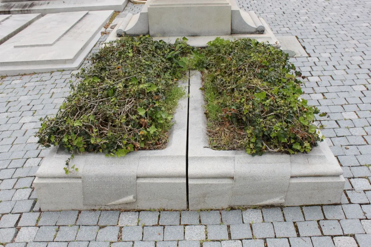 Grave of Varina Davis (R) at Hollywood Cemetery, Richmond, Va. (<a href="https://www.flickr.com/photos/194254226@N04/52236782407/">engineerchange</a>/<a href="https://creativecommons.org/licenses/by/2.0/">CC BY 2.0</a>)