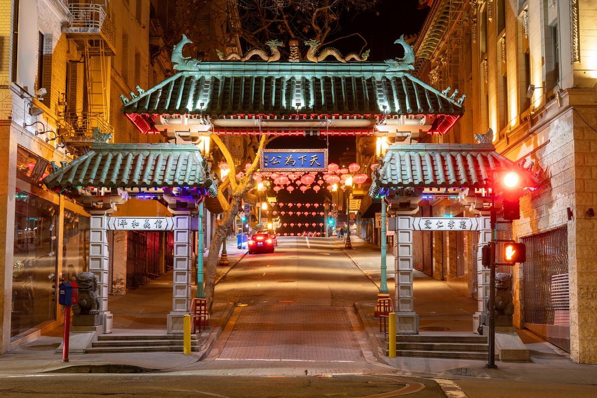 Dragon Gate serves as the ceremonial entrance to San Francisco’s Chinatown, featuring traditional Chinese architectural styling with a tiled roof and decorative gate structure. (Jim_Brown_Photography/Shutterstock)