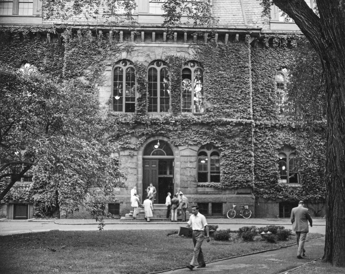 約攝於1955年,位於馬薩諸塞州劍橋市(Cambridge)的哈佛大學(Harvard University)博伊爾斯頓大樓(Boylston Hall),這是一座辦公樓兼演講廳。美國之所以能成為經濟強國,其優勢之一在於擁有世界一流的大學和研究機構,這些機構吸引了頂尖人才。(Lawrence D. Thornton/Archive Photos/Getty Images)