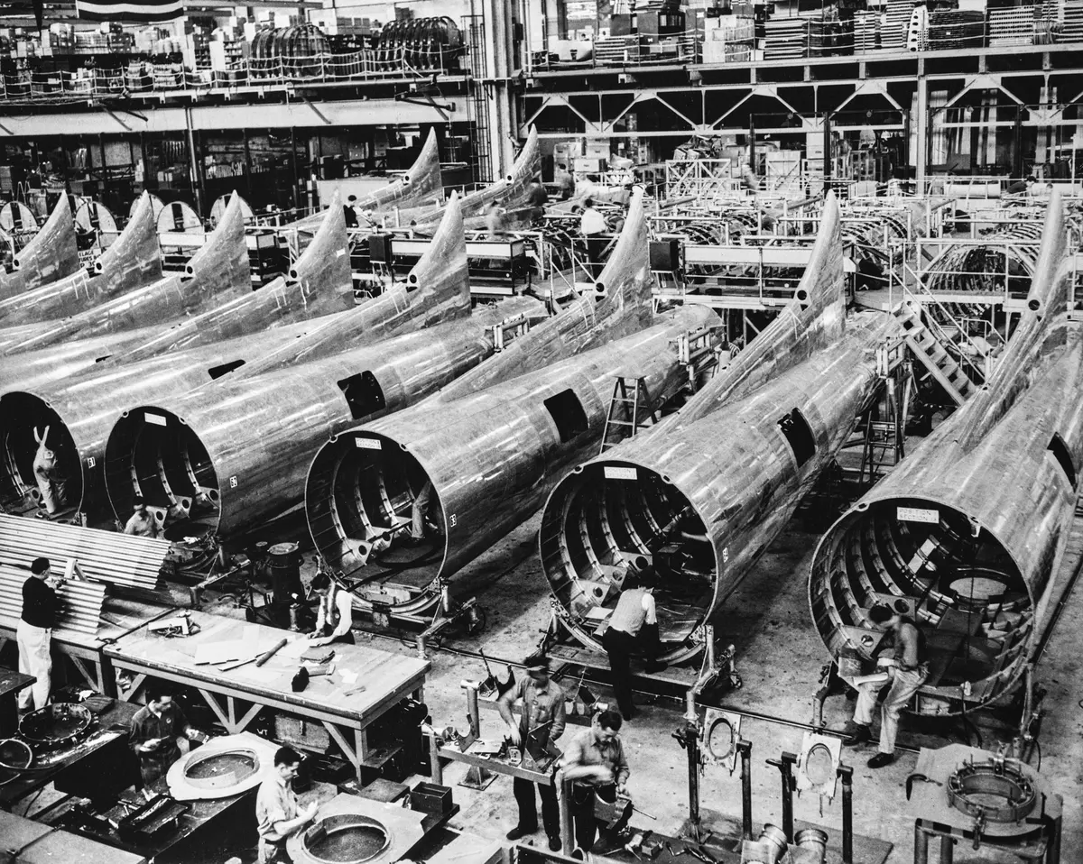 1942年12月左右,在華盛頓州西雅圖波音公司(Boeing)組裝廠,波音B-17「飛行堡壘」(Flying Fortress)轟炸機的部分後機身和尾翼部分正在組裝中。戰時動員創造了數百萬個新增就業崗位,使美國經濟在大蕭條後重振旗鼓。(Keystone View Company/Archive Photos/Getty Images)