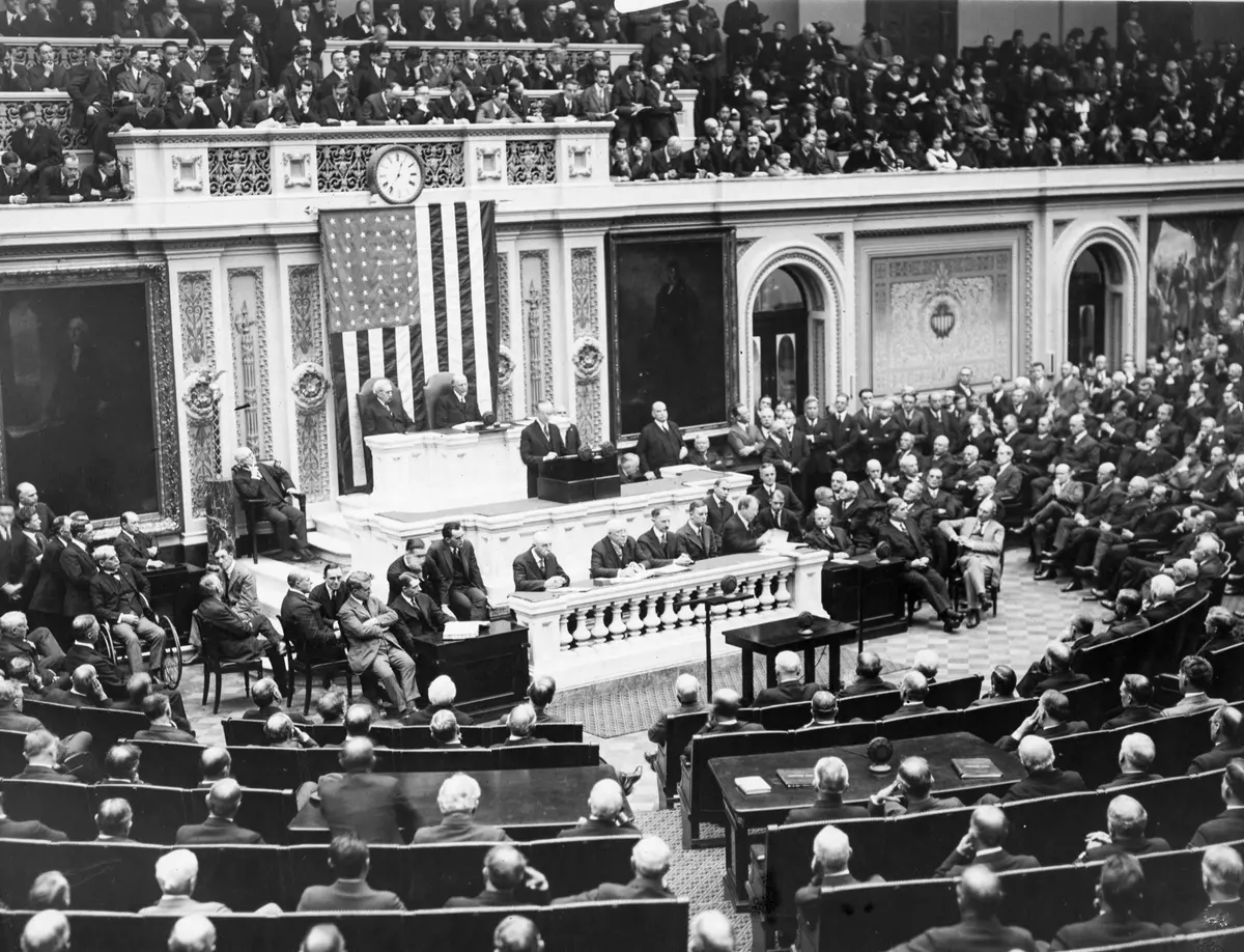 1923年12月6日,卡爾文‧柯立芝總統(Calvin Coolidge,1872—1933年)在美國國會大廈眾議院議事廳發表了1923年國情咨文。柯立芝推行了大規模減稅政策,一些歷史學家認為,這些政策鼓勵了商業投資,從而促進了美國經濟增長。(Frederic Lewis/Archive Photos/Getty Images)