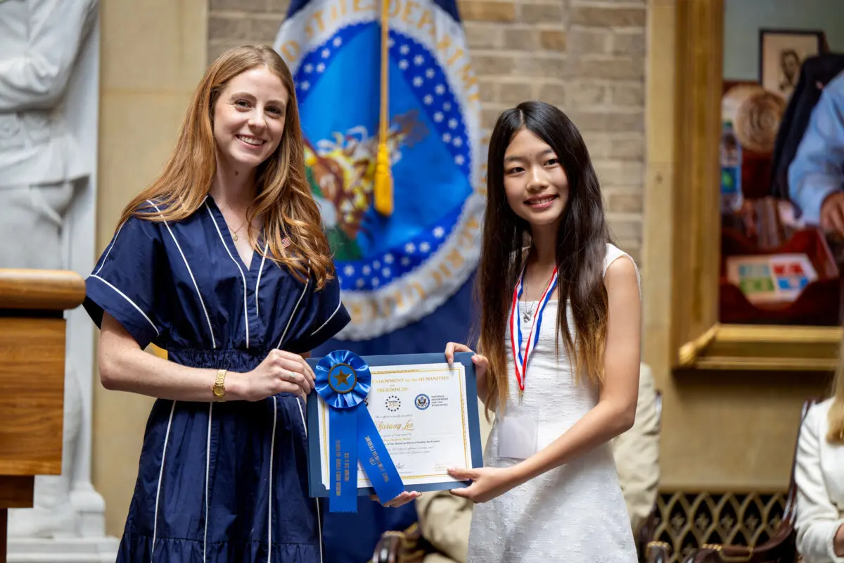 Dani Madda (L), Freedom 250 Chief of Staff and Art Contest Judge for State Winners, and Sarang Lee (New Jersey), Second Place National Winner, Middle School Division, of the American Heroes Student Art Contest for her pastel composition of Louis Armstrong titled “The Sound That Became America.” (Chris Tilley Photography)