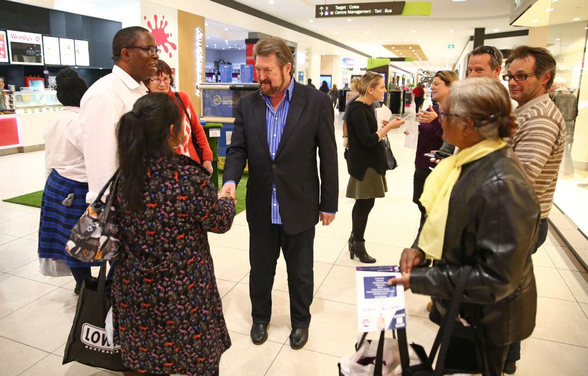 Derryn Hinch talks with supporters as he visits Cranbourne in Melbourne, Australia on June 3, 2016. (Scott Barbour/Getty Images)