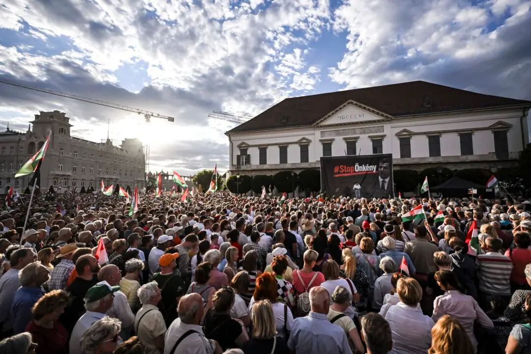 Demonstrators Protest in Hungary Against Plans to Oust President