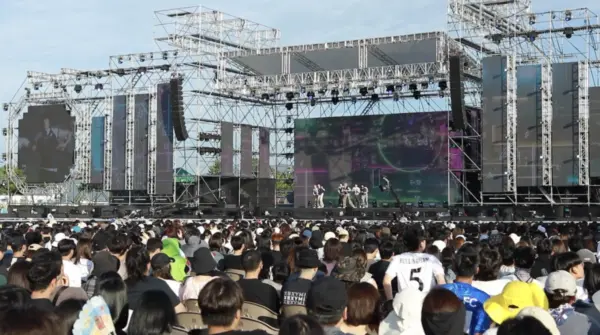 The Boryeong Mud Festival features a diverse range of Korean concerts across various genres. (Boryeong Festival Tourism Foundation)