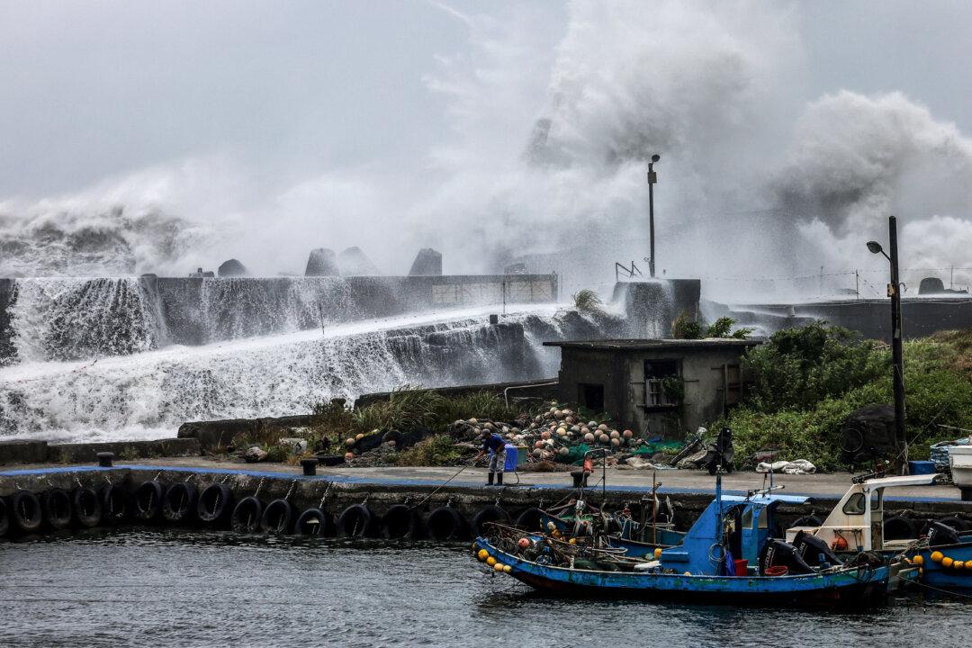 Day in Photos: Typhoon in Taiwan, Wildfire in Spain, Honduran Presidential Airplane Auctioned Off