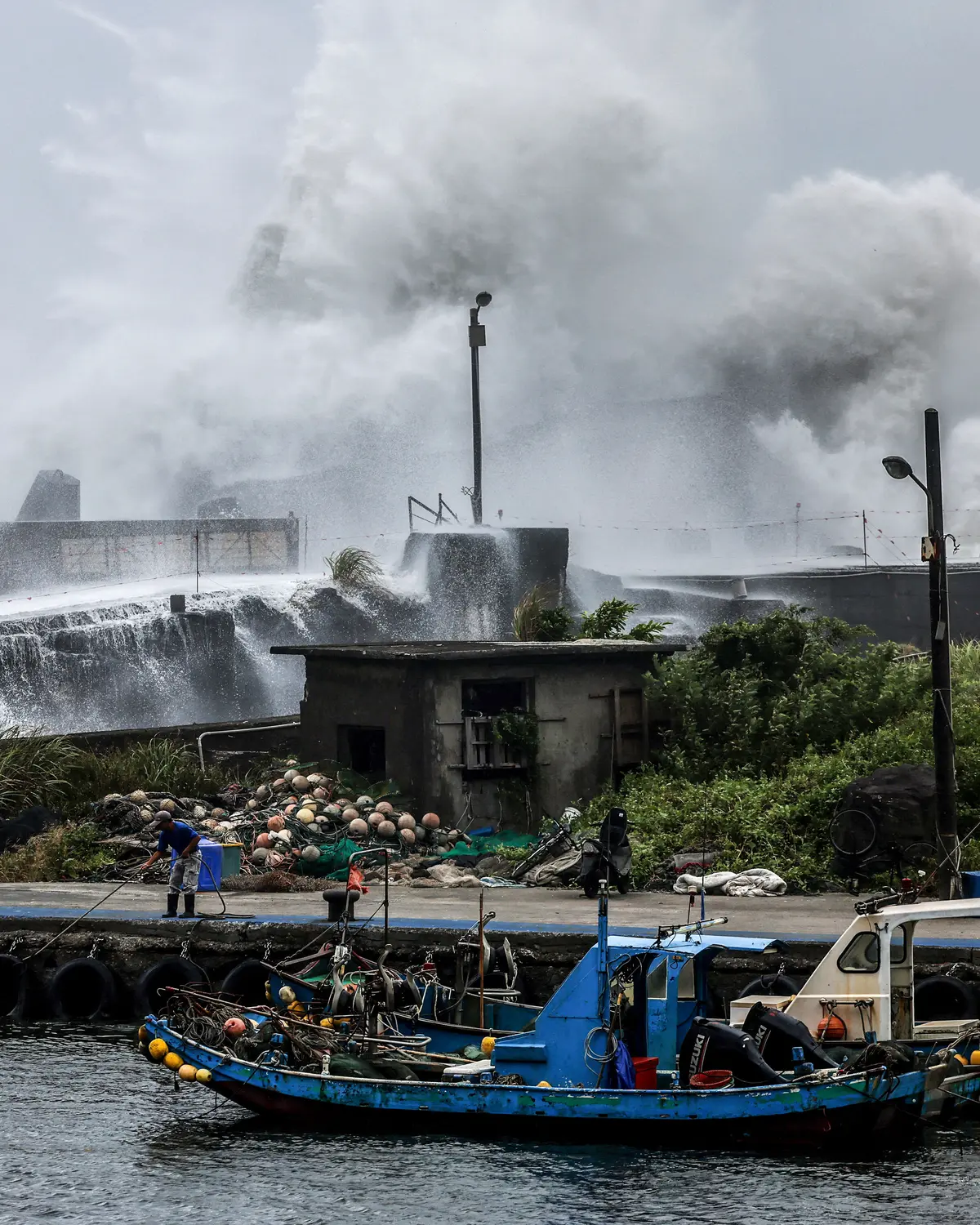 Day in Photos: Typhoon in Taiwan, Wildfire in Spain, Honduran Presidential Airplane Auctioned Off