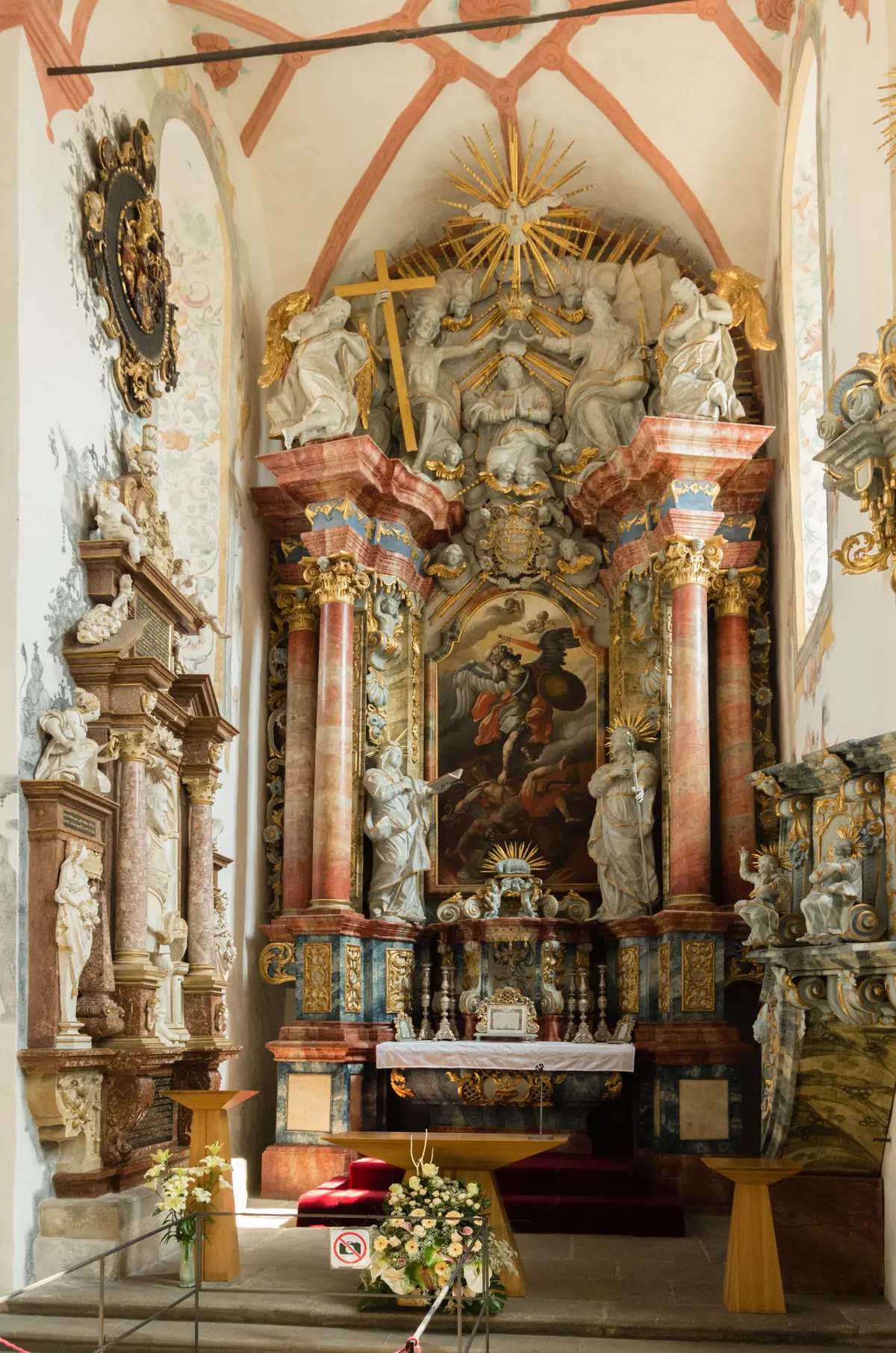 Built in 1611, the Chapel of St. Michael began as a Protestant church. In 1751, it was rededicated as a Catholic church and the original altar was relocated and replaced with the present baroque wooden altar. Beneath the chapel lies the crypt where George Thurzó was interred in 1616, joined later by several other Thurzó family members. The richly carved altar centers on St. Michael the Archangel, depicting the triumph of good over evil. (<a title="User:Bakulik" href="https://commons.wikimedia.org/wiki/File:Zamek_Orawski,_wn%C4%99trze_ko%C5%9Bcio%C5%82a.jpg">Łukasz Bakuła</a>/<a title="Category:CC-BY-SA-4.0" href="https://commons.wikimedia.org/wiki/Category:CC-BY-SA-4.0">CC-BY-SA-4.0</a>)
