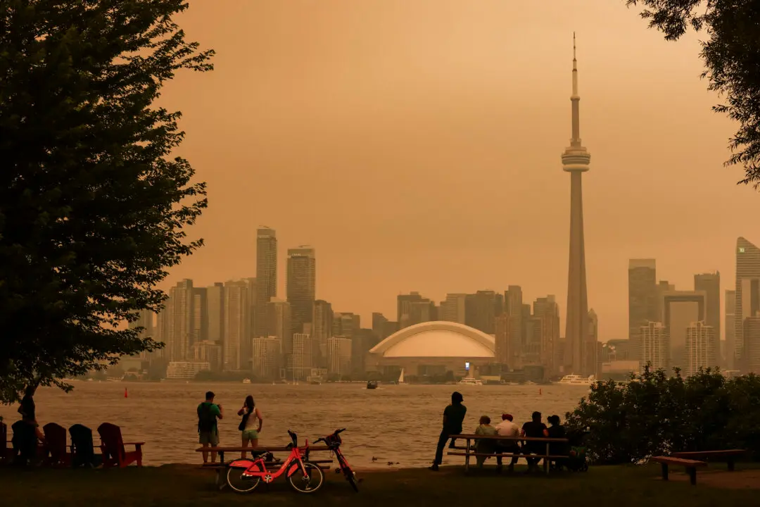 Day in Photos: Air Quality Alert in Toronto, Defense and Innovation Summit, and Spain–Gibraltar Border Opens