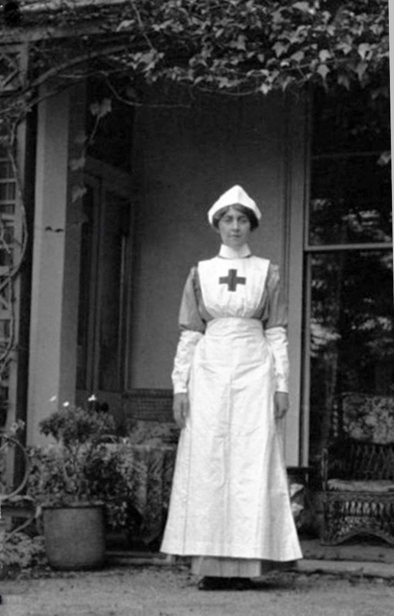 Agatha Christie with the Voluntary Aid Detachment of the British Red Cross, pictured outside her childhood home of Ashfield in 1915. (Public Domain)