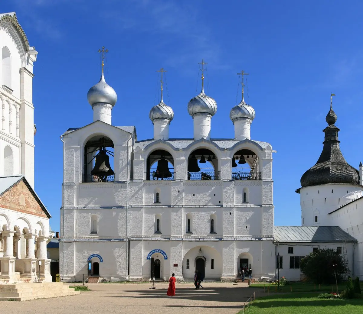 The bell tower of Rostov Kremlin, 1682–1689, Rostov Veliky, Yarioslavl oblast. Rachmaninoff's opening chords of his Prelude mimic church bells tolling. (<a href="https://commons.wikimedia.org/wiki/User:Ludvig14">Ludvig14</a>/<a href="https://creativecommons.org/licenses/by-sa/4.0/">CC BY-SA 4.0</a>)