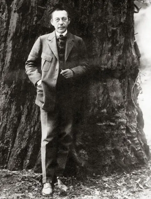 Rachmaninoff in front of a giant redwood tree in California, 1919. (Public Domain)