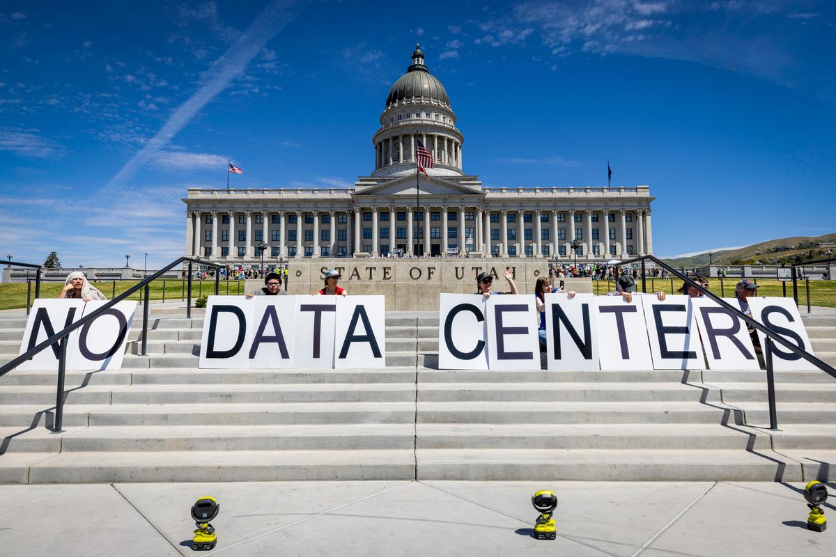 2026年5月23日,在猶他州鹽湖城(Salt Lake City)州議會大廈外,人們抗議在博克斯埃爾德縣(Box Elder County)修建斯特拉托斯數據中心(Stratos data center)。目前,美國約有1,500個數據中心正在規劃或建設中。(Natalie Behring/Getty Images)