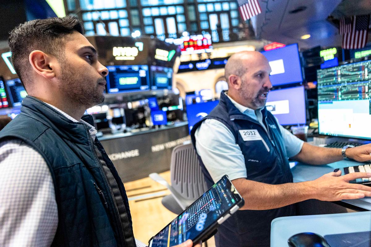 Wall Street Review: Tech Stocks Sink as Semiconductor Sector Enters Bear Market on AI Worries
