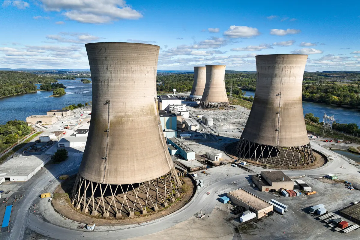 2024年10月10日,已關閉的三哩島核電站矗立在賓夕法尼亞州米德爾敦(Middletown)附近的薩斯奎哈納河(Susquehanna River)中央。自1990年以來,美國僅僅新建了兩座核反應堆,這很大程度上是由於核事故(例如1979年該核電站的部分堆芯熔毀事故)發生之後公眾產生了負面看法所致。(Chip Somodevilla/Getty Images)