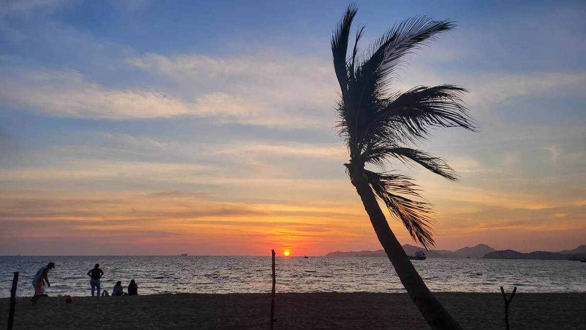Sun sets over a Pacific beach in Manzanillo, the major port of Colima. (Daniel Hernandez/Los Angeles Times/TNS)