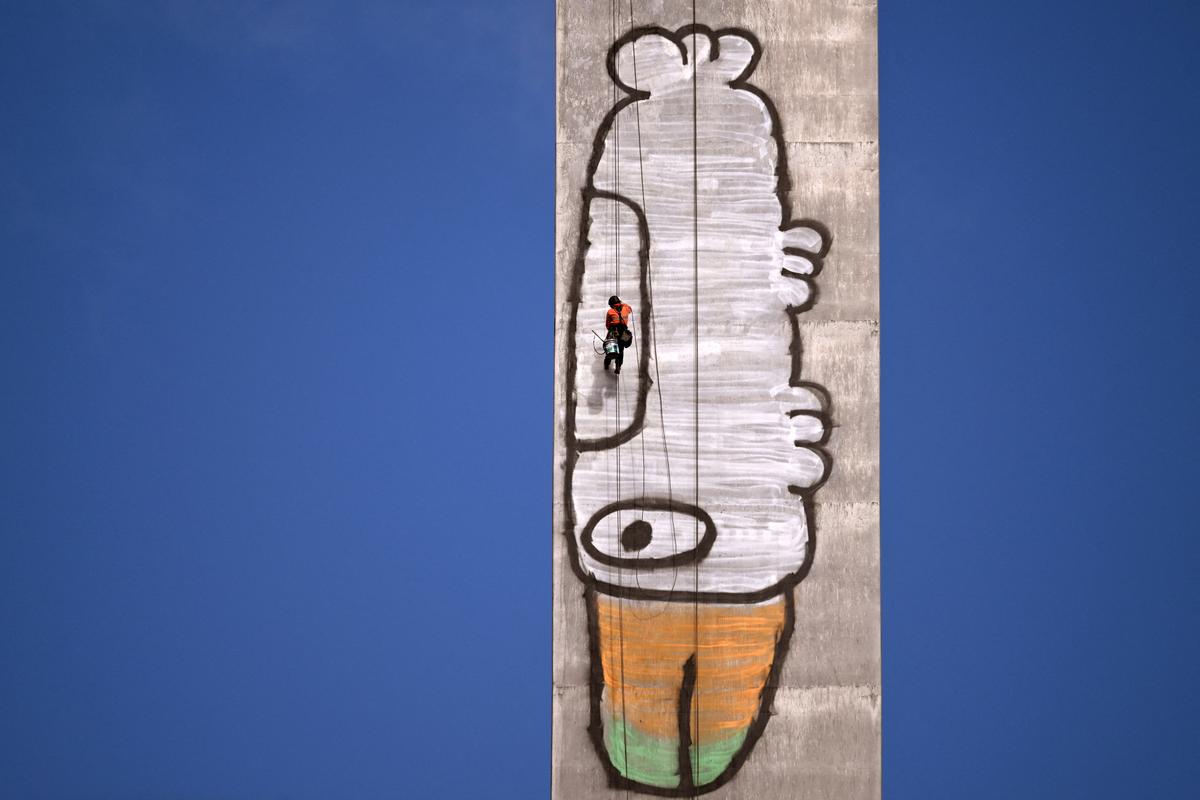 Painters Abseil to Erase Giant ‘Pam the Bird’ Graffiti, Despite 9,500 Signatures to Keep It