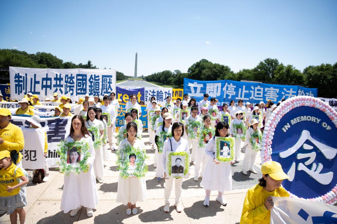 Thousands Rally at Lincoln Memorial Calling for End to Persecution of Falun Gong