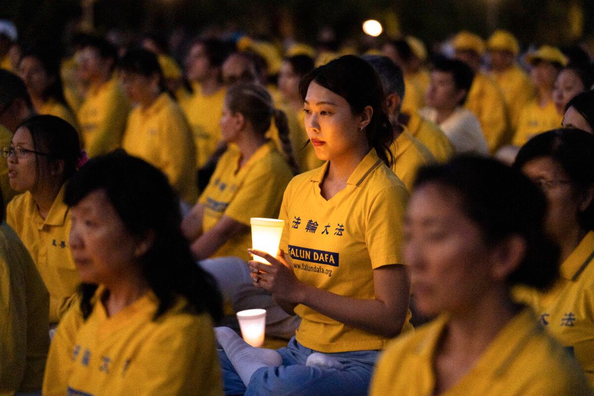 Falun Dafa practitioners take part in a candlelight vigil commemorating fellow practitioners who were persecuted to death by the Chinese Communist Party in China, at the Lincoln Memorial in Washington on July 23, 2025. (Samira Bouaou/The Epoch Times)