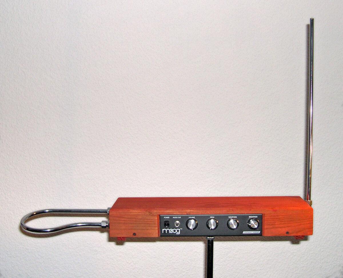 A Moog Etherwave, assembled from a theremin kit: the loop antenna on the left controls the volume while the upright antenna controls the pitch. (<a href="https://commons.wikimedia.org/wiki/User:Hutschi">Hutschi</a>/<a href="http://creativecommons.org/licenses/by-sa/3.0/">CC BY-SA 3.0</a>)