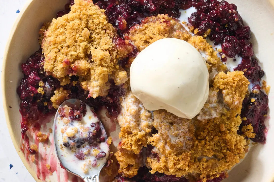 Blackberry Crumble Is the Old-Fashioned Dessert I Bring to Every Gathering