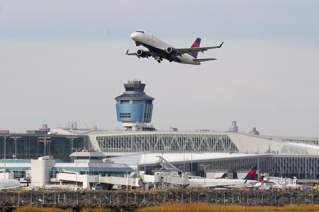 FAA Delaying Flights at New York, Philadelphia Airports