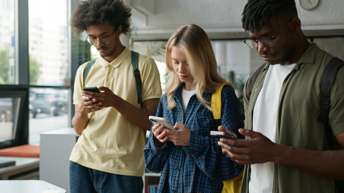 Modern distractions challenge the brain’s ability to be creative and inspired. (Yuliia Kaveshnikova/Getty Images)