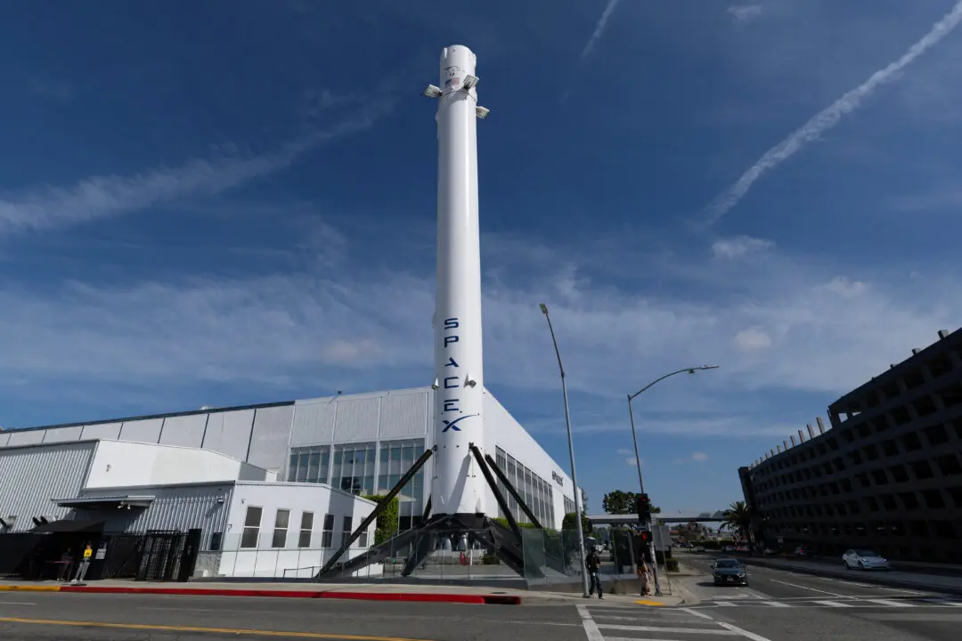 SpaceX Carries Spy Satellite into Orbit