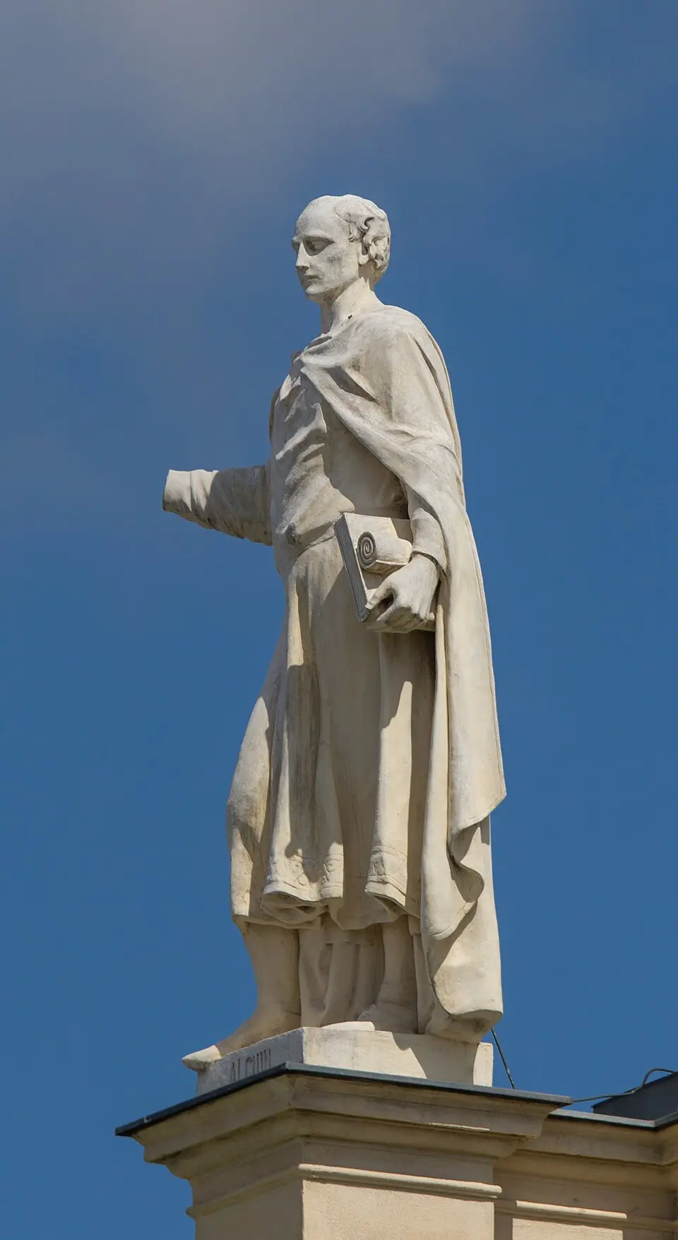A statue of Alcuin on the roof of the Kunsthistorisches Museum, in Vienna. (<a href="https://commons.wikimedia.org/wiki/User:Hubertl">Hubertl</a>/<a href="https://creativecommons.org/licenses/by-sa/4.0/">CC BY-SA 4.0</a>)