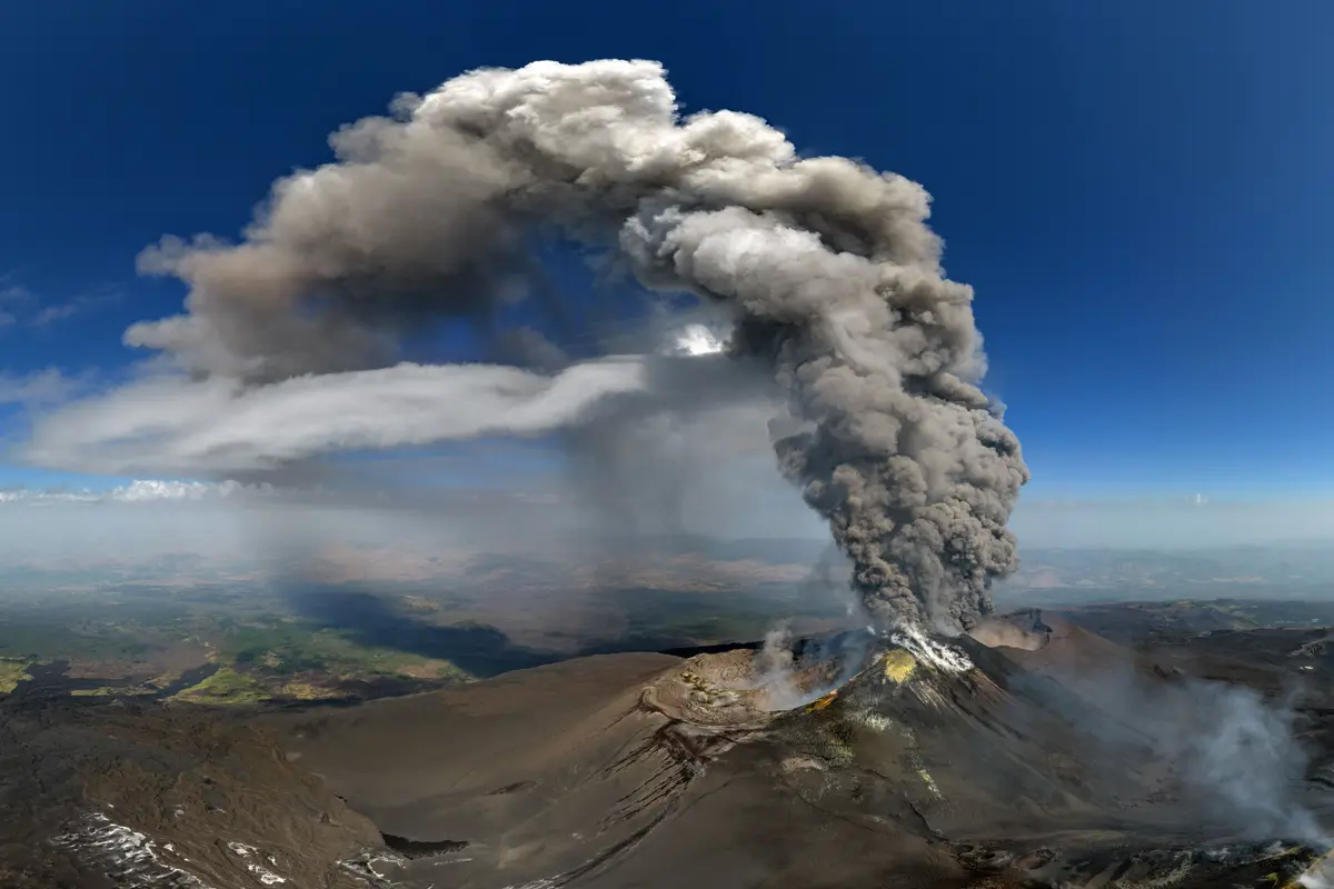Week in Photos: Mount Etna Eruption, Mass Border Crossing, and Presidential Inauguration